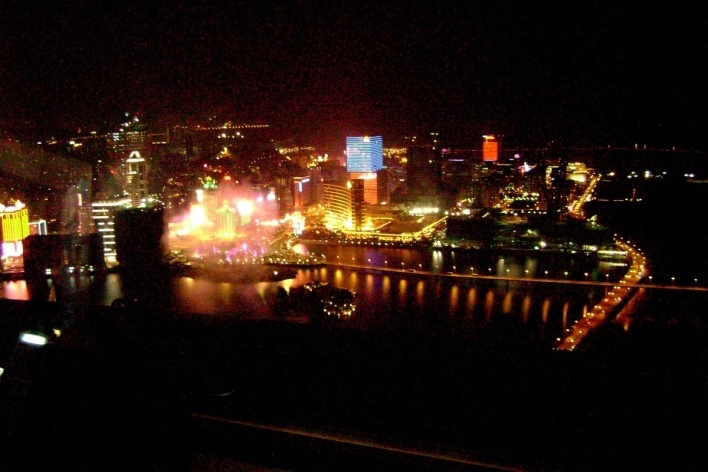 Do alto da Torre de Macau, a foz do Rio das Pérolas e as luzes de Macau<br />Foto Luiz Henrique Proença Soares 