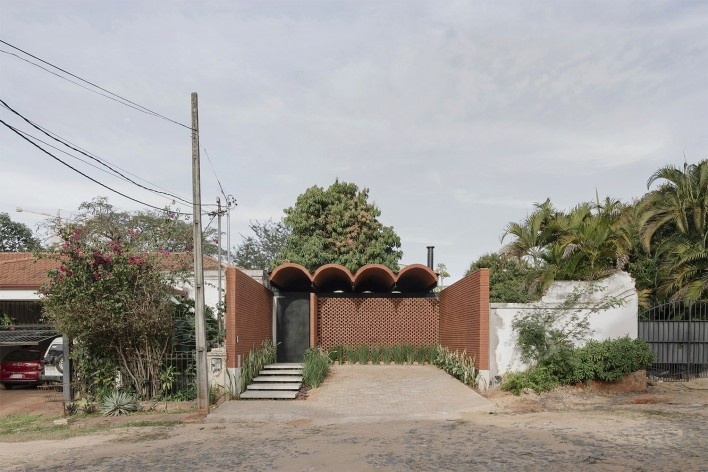Casa Intermedia, Assunção, Paraguai, 2021. Arquitetos Horacio Cherniavsky, Viviana Pozzoli, Gabriela Ocampos, Franco Pinazzo e Rolph Vuyk (autores) / Equipo de Arquitectura<br />Foto Frederico Cairoli 