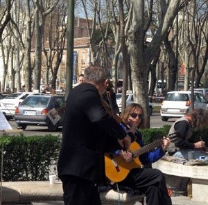 Artistas de rua apresentando-se no Passeio do Prado<br />Foto Ana Paula Spolon 