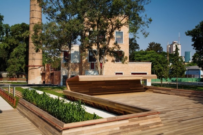 Praça Victor Civita, São Paulo, 2008. Adriana Blay Levisky e Anna Julia Dietzsch / Levisky Arquitetos Associados<br />Foto Nelson Kon 