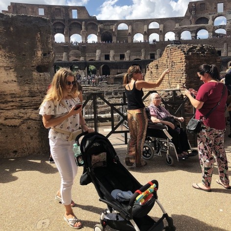 Pessoas em cadeira de rodas e com carrinho de bebê em visita ao Coliseu, Roma<br />Foto Larissa Scarano, 2018 