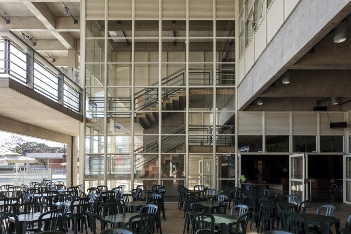 Sesc Araraquara, área externa do restaurante, 2000. Arquitetos Abrahão Sanovicz e Edson Jorge Elito<br />Foto Leonardo Finotti 