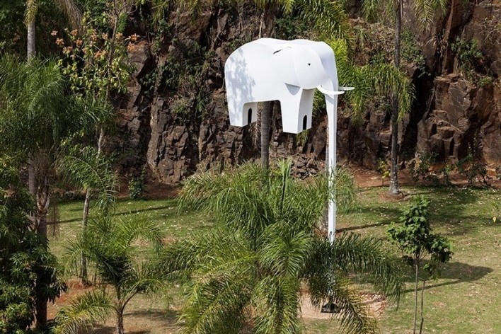 Guto Lacaz, “Ulysses, o elefante biruta”, Parque Pedreira do Chapadão, Campinas, 2014<br />Foto Edson Kumasaka 