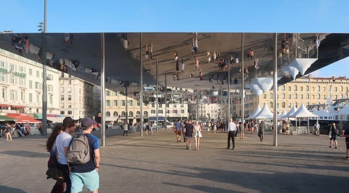 L’Ombrière, Marselha, arquiteto Norman Foster<br />Fotomontagem Victor Hugo Mori, 2019 