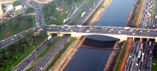Vista aérea de São Paulo, Igreja de São Rafael, galpão na Móoca, Marginal do Tietê e Ponte da Casa Verde<br />Foto Geraldo Nunes 