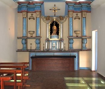 As paredes de taipa da antiga Igreja ficaramà mostra sob um piso de vidro no processo de reforma<br />Foto Victor Hugo Mori 