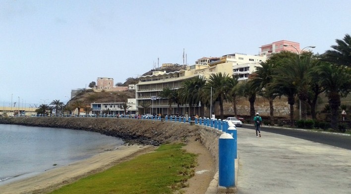Mindelo, na Avenida Marginal, edifício modernista da Nova Capitania do Mindelo segue a linha curva do terreno<br />Foto Marcela Santana, 2016 