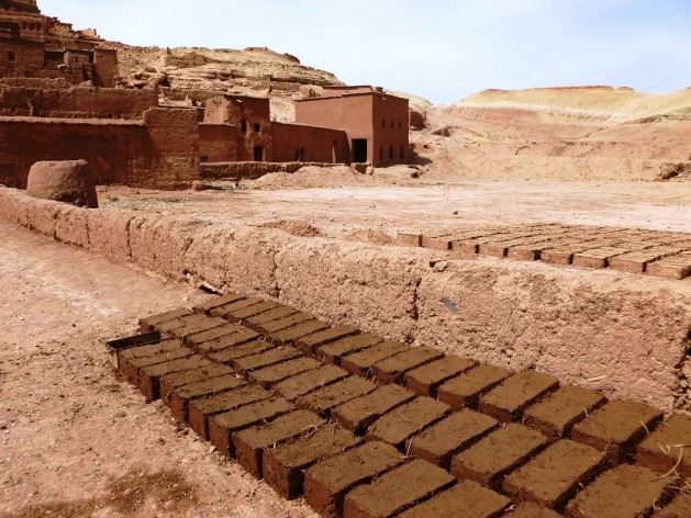 Produção de adobes em Aït Benhaddou<br />Foto Kauê Felipe Paiva 