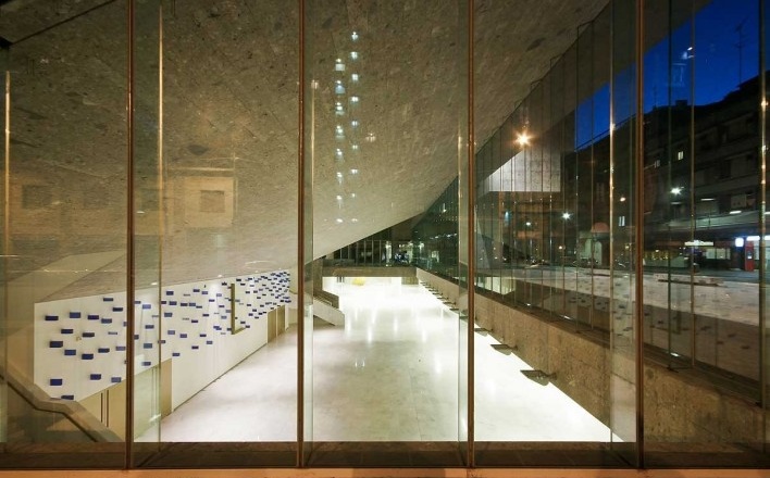 A nova Bocconi, Milão, Grafton Architects, projeto de 1999-2000, inauguração em 2008. Vista para o foyer do auditório semi-enterrado a partir da fachada da via Bligny<br />Foto Lucas Corato 