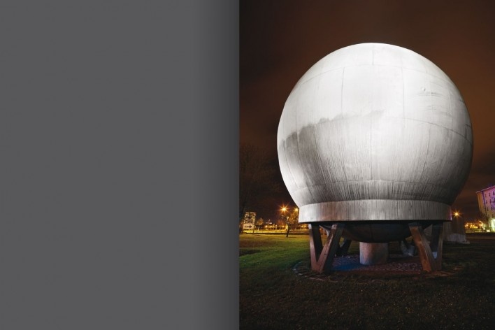 Laboratório de física e química construído nos anos 1950 no parque tecnológico de Adlershof, ou cidade de Ciência e Tecnologia. Exposição "Berlinscapes"<br />Foto Tuca Vieira 
