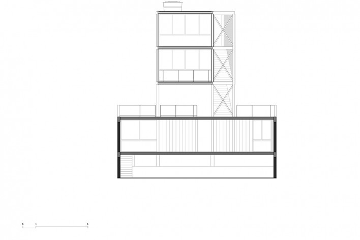 Estúdio Madalena, corte transversal mirando noroeste, São Paulo, 2015. Apiacás Arquitetos