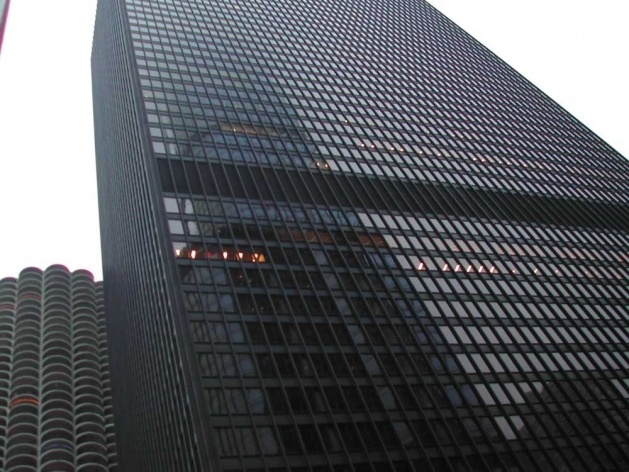 IBM Building, Mies van der Rohe (que morreu em 1969 antes do início da construção do prédio), com a Marina City ao fundo<br />Foto Carlos M. Teixeira 