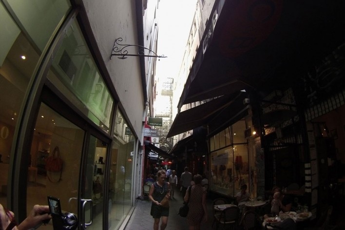 Passagem comercial entre edifícios<br />Foto Gabriela Celani 