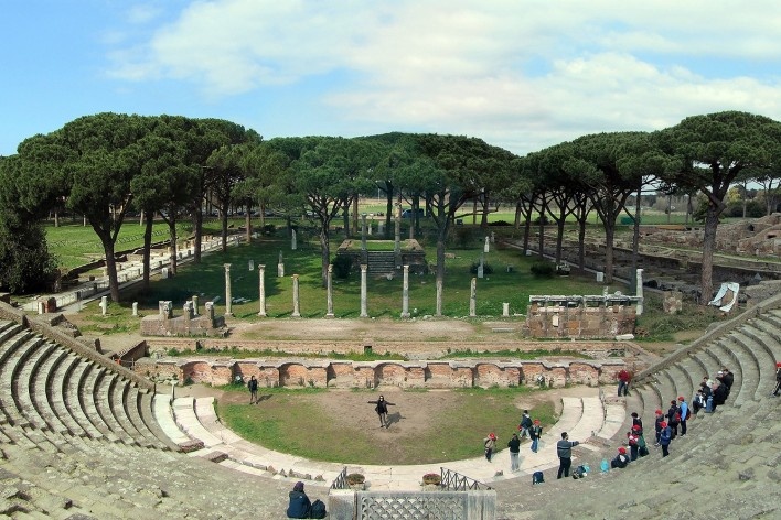 Alexandrina Mori no anfiteatro da Piazzale delle Corporazioni, Ostia, Itália, 2010<br />Foto Victor Hugo Mori 