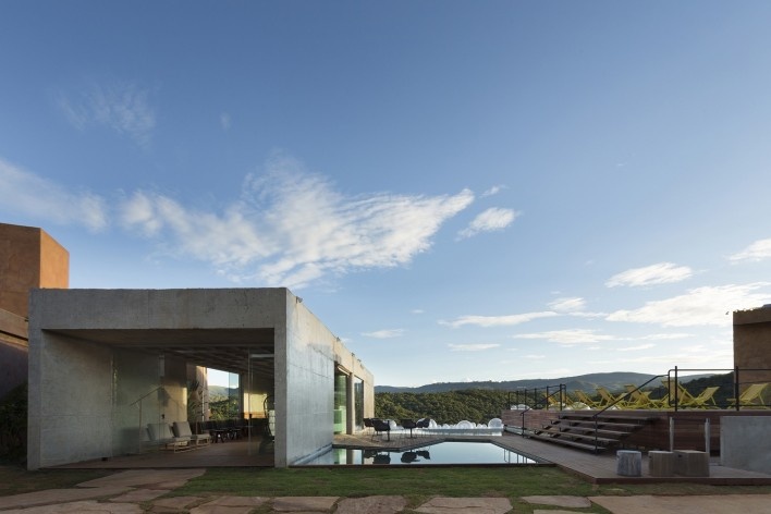 Bar/pool/gallery, street access view. BCMF arquitetos + MACh arquitetos<br />Foto Gabriel Castro 