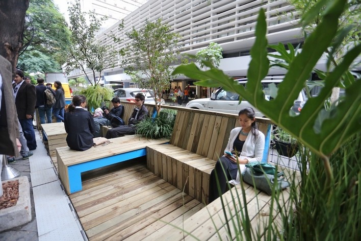 Parklet Padre João Manuel. Zoom, Contain It, H2C e Superlimão<br />Foto Sissy Eiko 