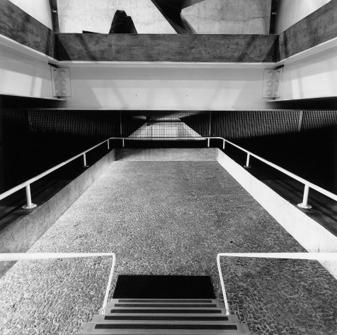 Loja Forma, vista interna. Arquiteto Paulo Mendes da Rocha<br />Foto Nelson Kon 