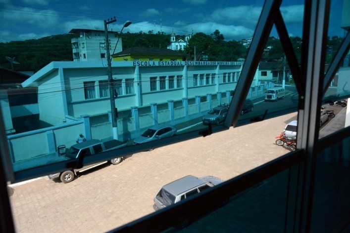 Escola Estadual Desembargador Moreira dos Santos, no centro urbano, em visada do Centro Cultural, com a Igreja Matriz ao fundo<br />Foto/Photo Fabio Lima 