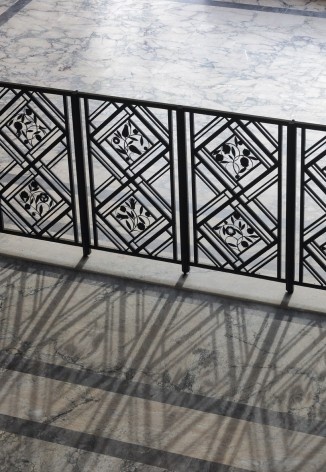 Detail of wrought iron fence that separates the main floor of the hall of honor<br />Foto Georges de Kinder  [Ma² - Metzger and Partners Architecture]
