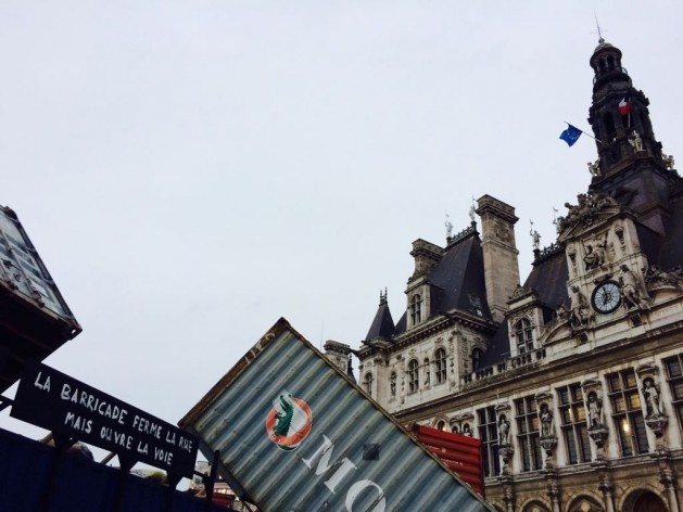 “Un monument dédié au siècle des révolutions” (Chto Delat), instalação na praça do Hôtel de Ville de Paris durante o início da programação, percurso Centro<br />Foto Marcelo Terça-Nada 