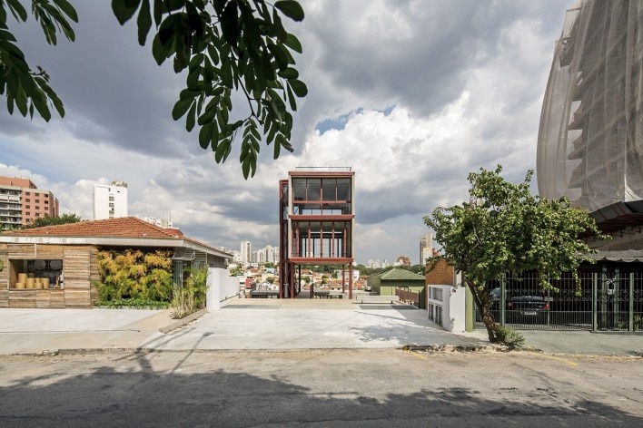 Estúdio Madalena, vista a partir da rua Madalena, São Paulo, 2015. Apiacás Arquitetos<br />Foto Leonardo Finotti 