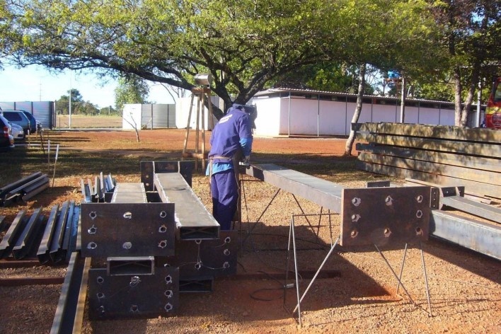 Fundação Darcy Ribeiro. Fabricação da estrutura do mezanino. Instituto Brasileiro de Tecnologia do Habitat, Arquiteto João Filgueiras Lima, Lelé. Brasília DF, Brasil, 2010