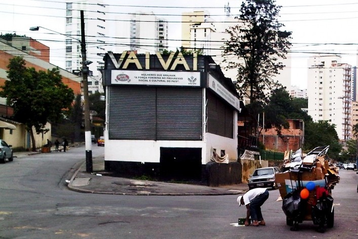 Sede da Vai-Vai e carroceiro transportando sucata, Grotão da Bela Vista<br />Foto Abilio Guerra 