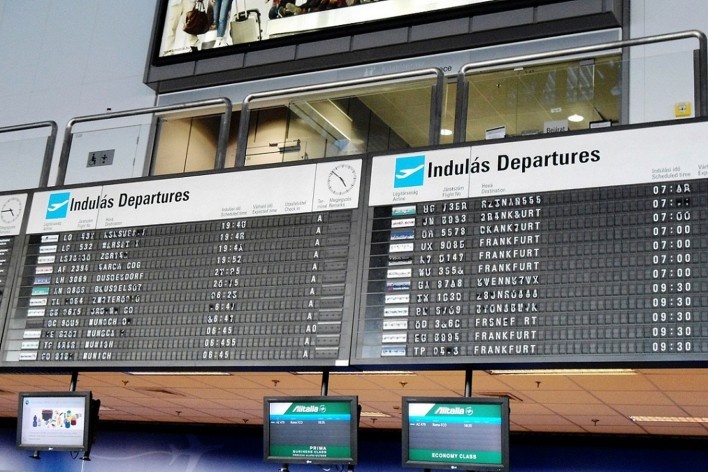 Chegadas e partidas no Aeroporto Internacional de Ferihegy, Budapeste<br />foto Lucas Gamonal Barra de Almeida 