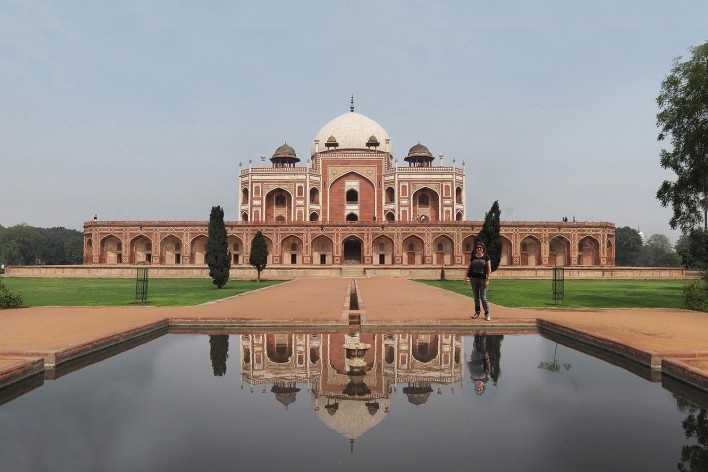 Alexandrina Mori na Tumba Humayun, Delhi, Índia, 2010<br />Foto Victor Hugo Mori 