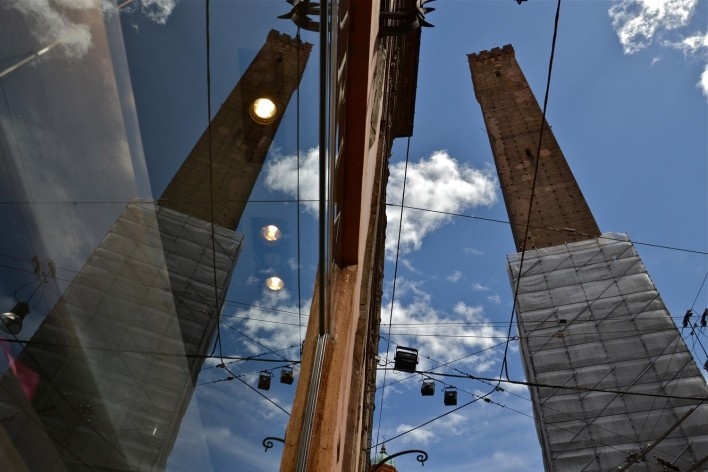 Centro Histórico de Bolonha, Torre Asinelle duplicada em vitrine de loja<br />Foto Fabio Jose Martins de Lima 