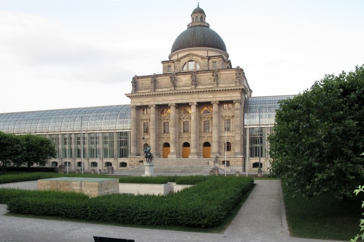 Estruturas tradicionais convivem harmoniosamente com os novos volumes de linguagem contemporânea a ele agregados (Staatskanzlei no Hofgarten, jardim da Residenz). Arquitetos Diethard J. Siegert e Reto Gansser, 1982<br />Foto Mathias Wolff 