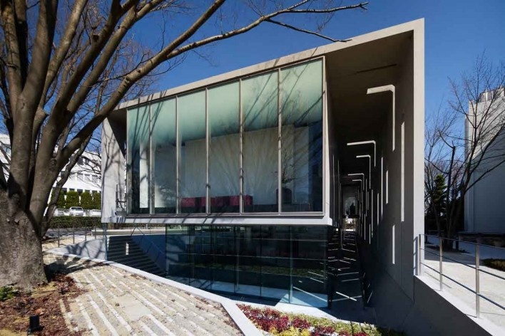 Museu de Arte Mizuta, fachada posterior abre-se para o jardim e o pátio no subsolo, Josai International University, Sakado, Japão, 2008-2011, Studio Sumo<br />Foto Daici Ano  [Studio Sumo]