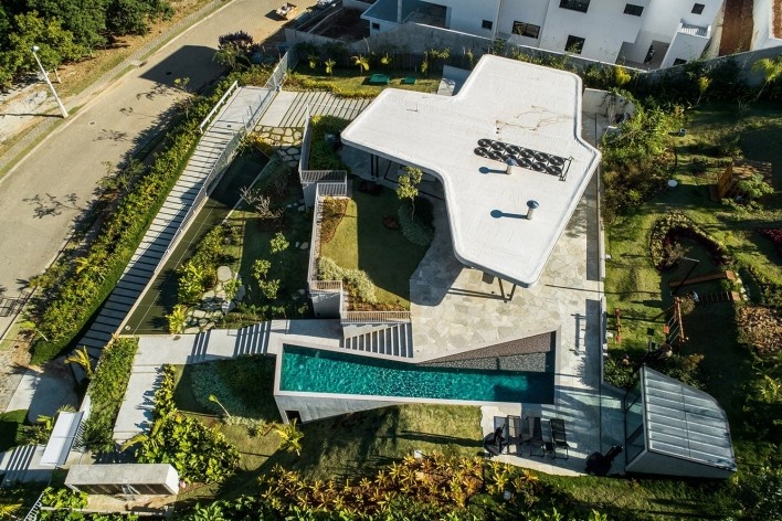 Casa LLF, São José dos Campos SP Brasil, 2019. Arquitetos João Paulo Daolio e Thiago Natal Duarte (autores) / Obra Arquitetos<br />Foto/photo Pedro Mascaro 