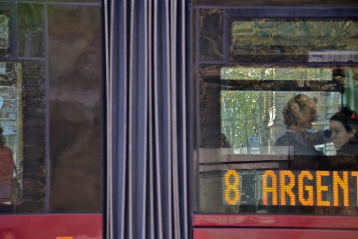 Contaminações, patrimônio visto através de janela de Tram, no centro urbano de Roma<br />Foto Fabio José Martins de Lima 