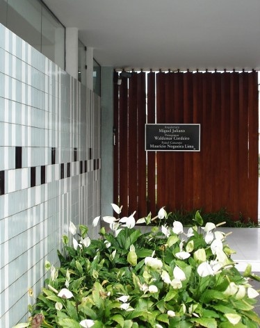 Jo Slaviero e Guedes Galeria de Arte, arquitetura de Miguel Juliano, paisagismo de Waldemar Cordeiro e painel de Maurício Nogueira Lima<br />Foto Michel Gorski 