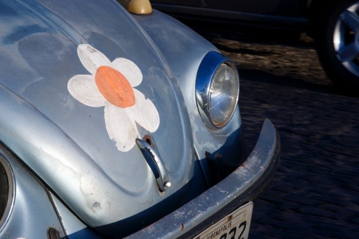 Detalhe de fusca com margarida pintada no capô<br />Foto Fabio Lima 