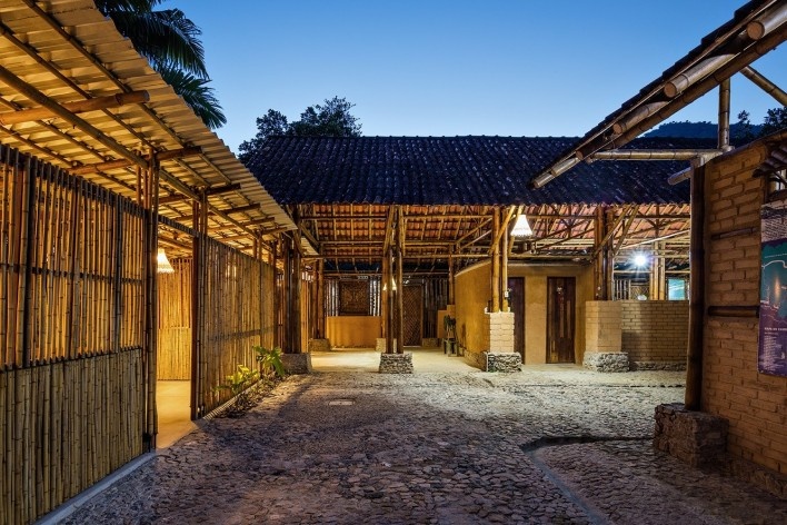 Centro comunitário Camburi, Ubatuba SP Brasil, 2018. CRU! Architects, Sven Mouton, Reintje Jacobs, Britt Christiaense e Jan Detavernier<br />Foto Nelson Kon 