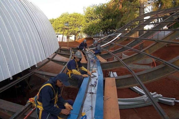 Fundação Darcy Ribeiro. Colocação da calha de águas pluviais do Beijódromo. Instituto Brasileiro de Tecnologia do Habitat, Arquiteto João Filgueiras Lima, Lelé. Brasília DF, Brasil, 2010