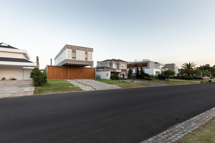 House TR1215, Porto Alegre RS Brasil, 2019. Architects Diego Brasil and Anderson Calvi / BR3 Arquitetos<br />Foto/photo Marcelo Donadussi 