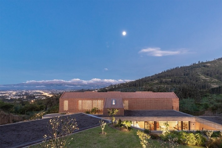 Cangahua House, Pacho Salas, Tumbaco, Ecuador, 2020. Architects Felipe Muller, Gonzalo Diez, Paola Picciallo, Alvaro Borrero and Hugo Navarrete (authors) / Diez+ Muller Arquitectos<br />Foto/photo Jag Studio 
