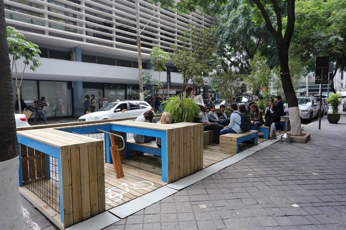 Parklet Padre João Manuel. Zoom, Contain It, H2C e Superlimão<br />Foto Sissy Eiko 