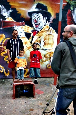 Iatã Canabrava fotografando na rua<br />Foto Talita Virginia 