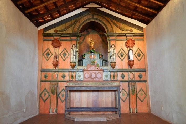 Capela de São João Batista, retábulo principal de tipo híbrido, de 1914, extinto Arraial do Ferreiro, Goiás Velho GO, 2014<br />Foto Elio Moroni Filho 