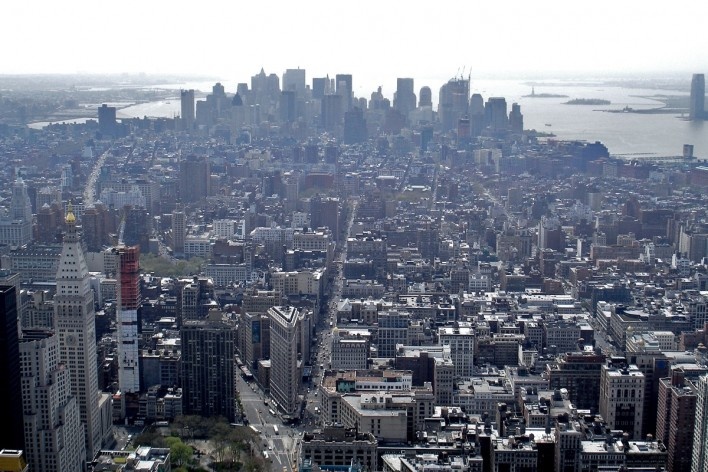 Vista aérea da cidade de Nova York, Estados Unidos. Arranha-céus do Distrito Financeiro ao fundo. Foto tirada a partir do Edifício Empire State, abr. 2008<br />Foto Francisco Alves 