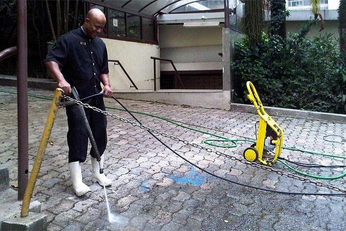 Jateador de calçadas, São Paulo, Brasil<br />Foto Abilio Guerra 