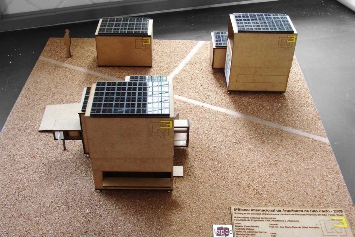 Projeto de quiosque para parques públicos de São Paulo, maquete física. Beatriz Carra Bertho, Gabriela Ortega, Maíra de Camargo Barros, Mariela Mezalira, Ricardo Marchesini Galvão. 3º. prêmio categoria estudantes, 2009.