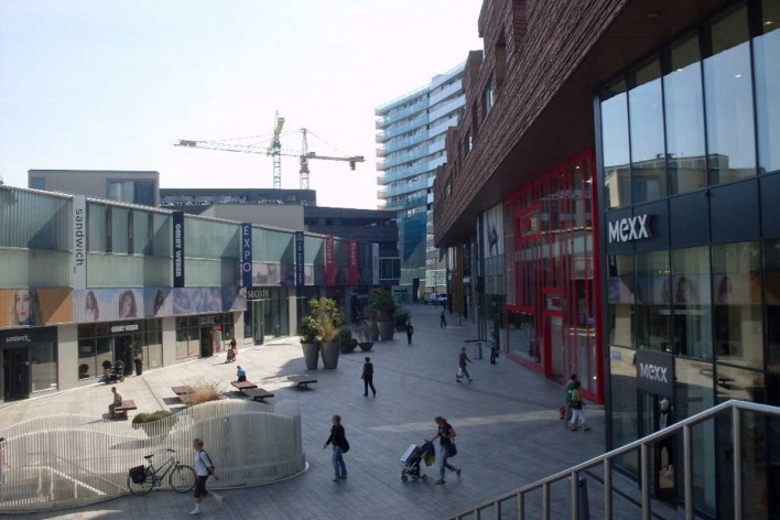 Almere Centrum: a linguagem visual das lojas também se adequa ao projeto de arquitetura dos edifícios, ainda que cada espaço comercial possa ter uma fachada adequada à marca
<br> Data da foto: 27/08/2009 </br><br />Foto Taiana Car Vidotto 