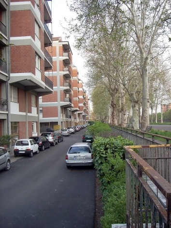 Habitação coletiva voltada para passeio com plátanos, Piacenza<br />Foto Montaner e Muxí 