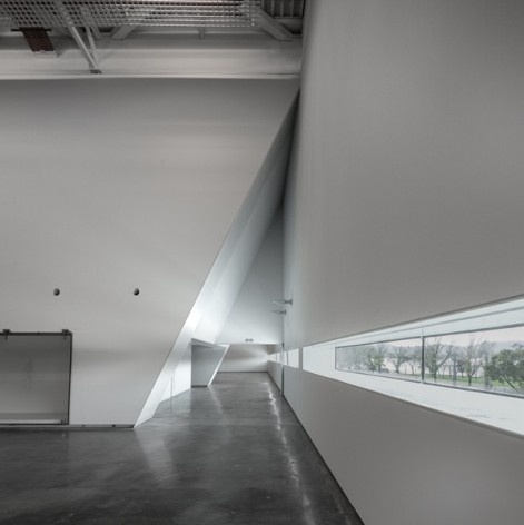 Museu Nacional dos Coches, visores para o exterior no pavilhão principal, Lisboa. Arquiteto Paulo Mendes da Rocha, MMBB arquitetos e Bak Gordon arquitetos<br />Foto Fernando Guerra  [FG+SG Architectural Photography]