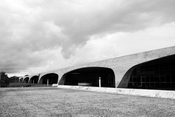 Escola Superior de Administração Fazendária – ESAF, detalhe dos pórticos da fachada posterior, Brasília DF<br />Foto Daniel Corsi 